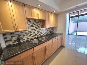 12270 NW 11th St in Pembroke Pines, FL - Building Photo - Building Photo
