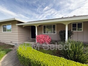 1238 Woodfield Ave in Sacramento, CA - Building Photo - Building Photo