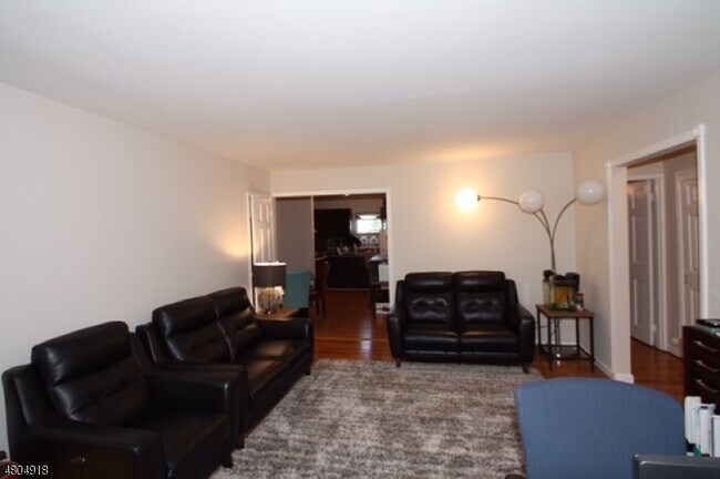 365 Bloomfield Ave-Unit -3A in Verona, NJ - Foto de edificio - Building Photo