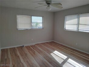 4901 Victoria Dr in Cape Coral, FL - Foto de edificio - Building Photo