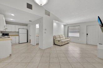 2004 S 10th St in Fort Pierce, FL - Building Photo - Building Photo