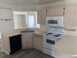 1214 Bloom Hill Ave in Valrico, FL - Building Photo - Building Photo
