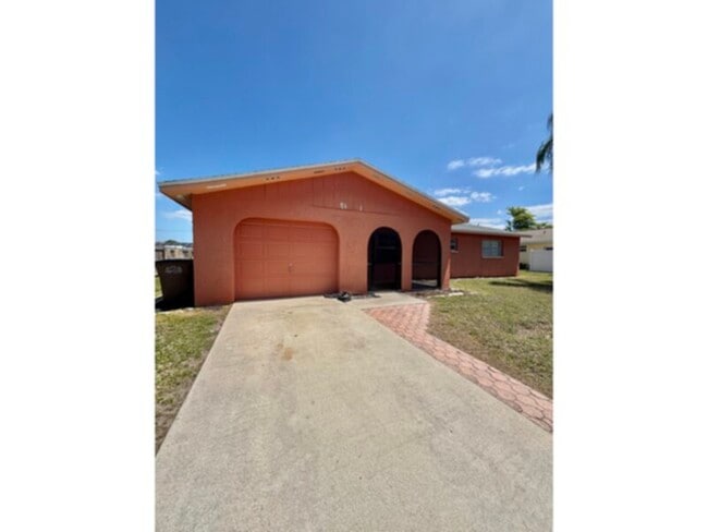 3729 SE 12th Ave in Cape Coral, FL - Building Photo - Building Photo