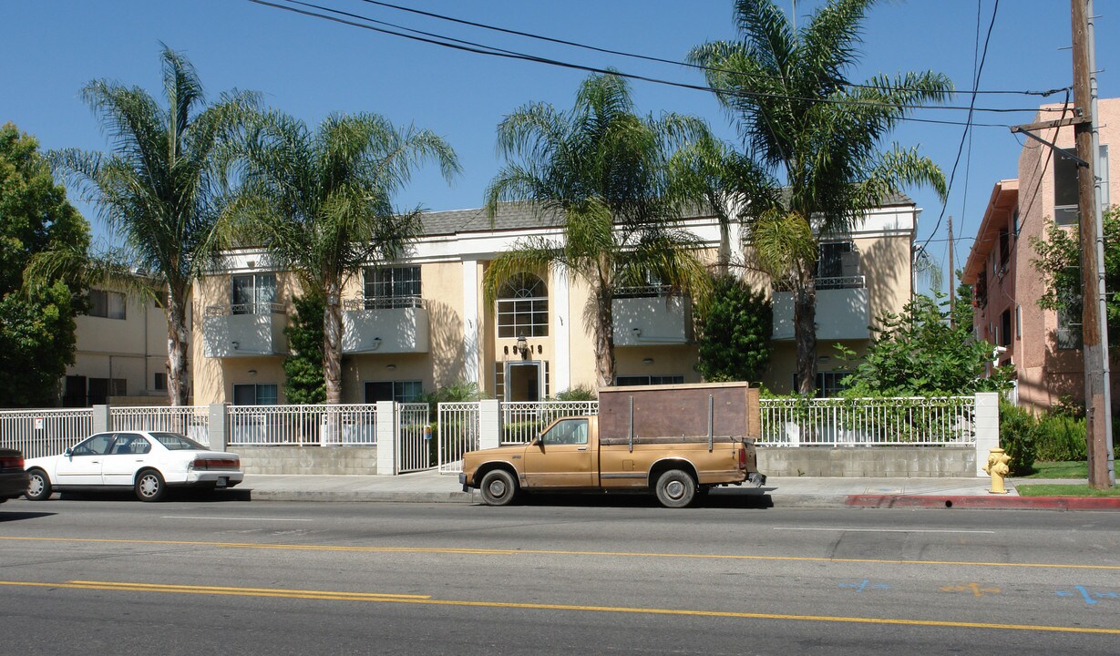 6919 Coldwater Canyon Ave in North Hollywood, CA - Foto de edificio