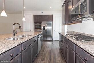 8380 Amber Beacon Cir in Glen Burnie, MD - Building Photo - Building Photo
