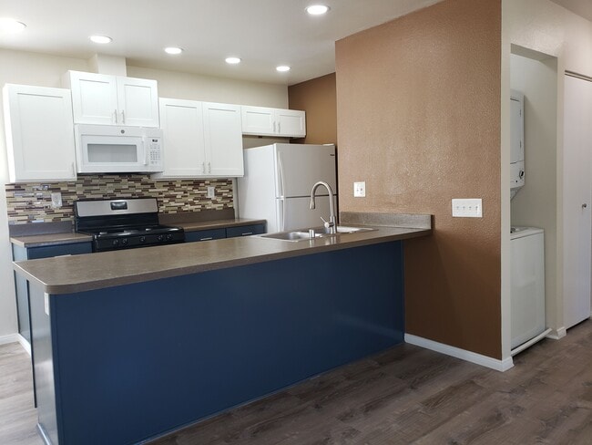 1261 Victor St, Unit 2 in El Cajon, CA - Foto de edificio - Building Photo