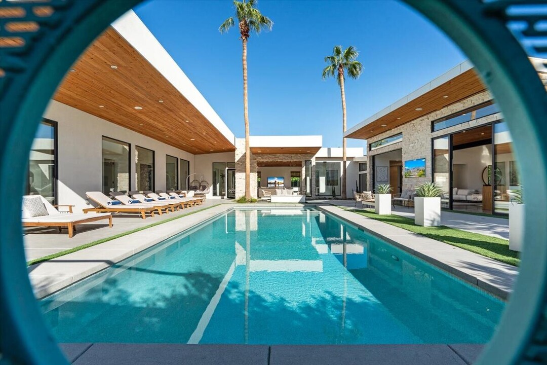 524 E Miraleste Ct in Palm Springs, CA - Building Photo