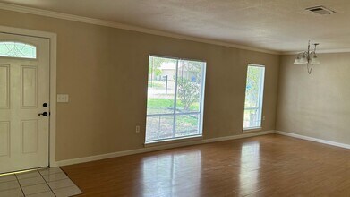 5967 Lost Creek in San Antonio, TX - Building Photo - Building Photo