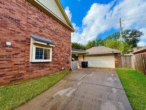 4623 Meadow Green Dr in Sugar Land, TX - Building Photo - Building Photo