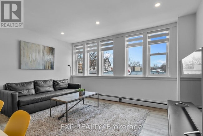 4595 Queen St in Niagara Falls, ON - Foto de edificio - Building Photo