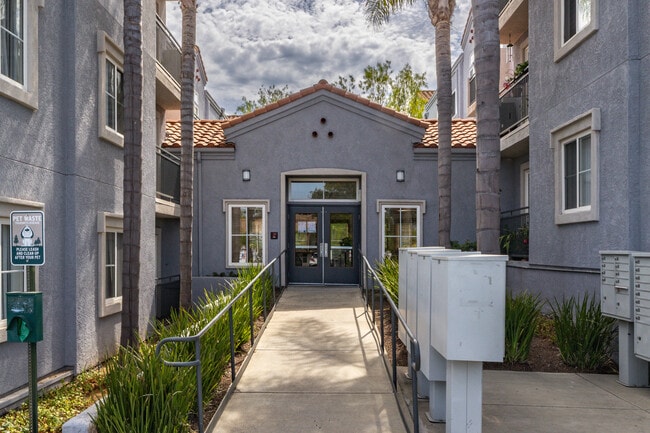 Grandon Village in San Marcos, CA - Foto de edificio - Building Photo
