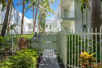 Park Front Apartments in Miami Beach, FL - Building Photo - Building Photo