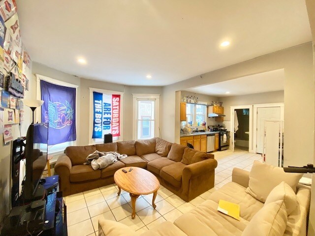 44 LONG in Boston, MA - Building Photo