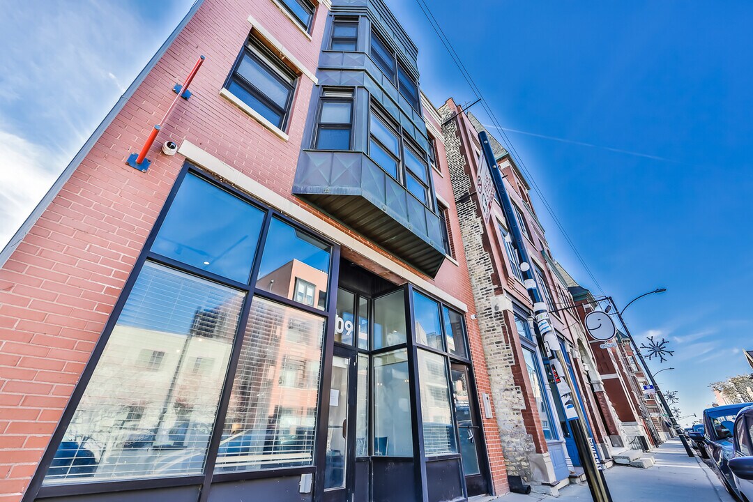 2209 W North Ave in Chicago, IL - Building Photo