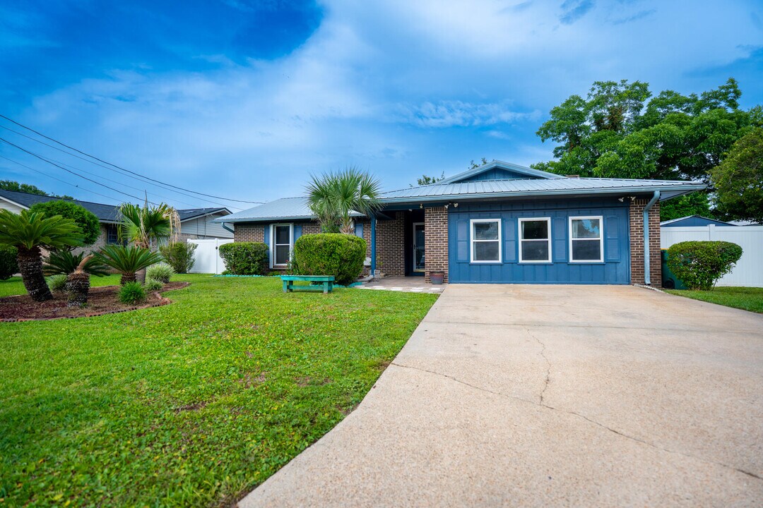 86 Schooner Ln in Shalimar, FL - Building Photo