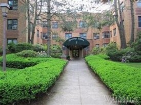 2 Greenridge Ave in White Plains, NY - Building Photo