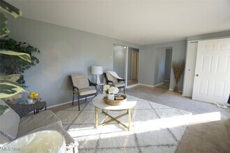 211 Hilltop Dr in Chardon, OH - Building Photo - Building Photo