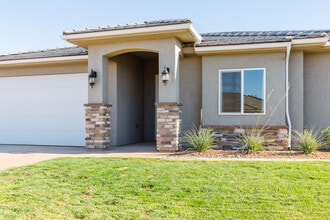 3338 E Crimson Ridge Dr in Saint George, UT - Building Photo - Building Photo