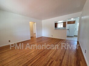 2721 18th Ave in Sacramento, CA - Foto de edificio - Building Photo