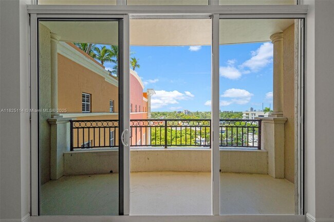 3232 SW 22nd Ter, Unit 604 in Miami, FL - Foto de edificio - Building Photo