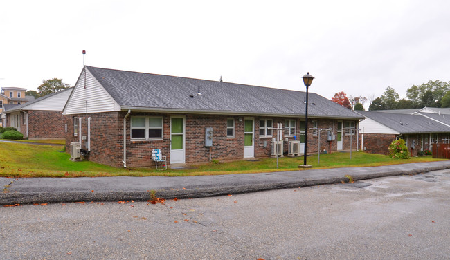 Cicia Manor in Derby, CT - Foto de edificio - Building Photo