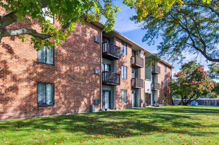 Rosewood Apartments in Round Lake, IL - Foto de edificio
