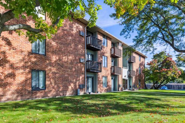 Rosewood Apartments in Round Lake, IL - Building Photo