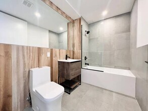 New HDTV room, tons of natural light # 323, Unit 6A in Brooklyn, NY - Foto de edificio - Building Photo