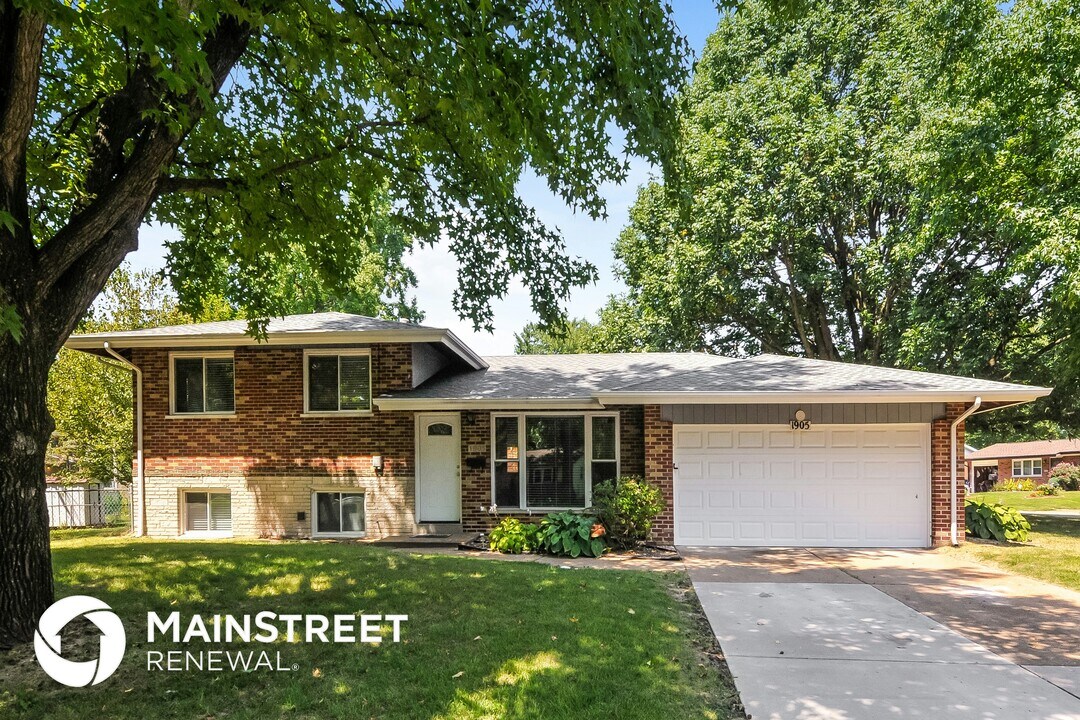 1905 Apple Blossom Ct in Florissant, MO - Building Photo