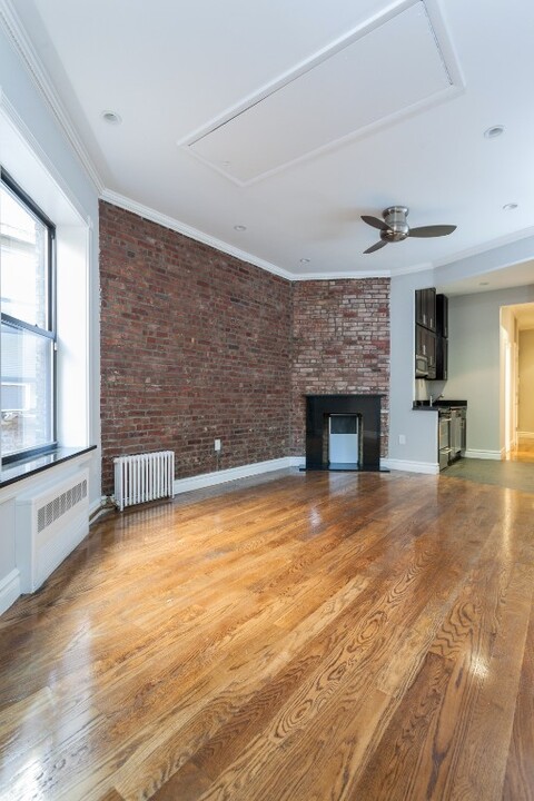 309 W 97th St in New York, NY - Building Photo