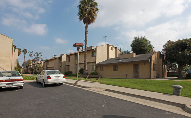 Cunningham Village in Los Angeles, CA - Foto de edificio - Building Photo