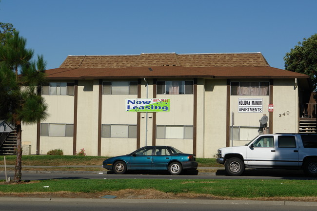 Holiday Manor Apartments in Hayward, CA - Building Photo - Building Photo