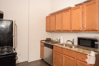 2049 N Hoyne Ave, Unit 2047-GS in Chicago, IL - Building Photo - Building Photo