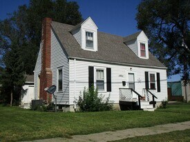 1004 W 5th St in Waterloo, IA - Building Photo