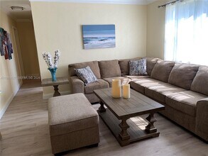 2221 NW 196th Terrace in Miami Gardens, FL - Foto de edificio - Building Photo