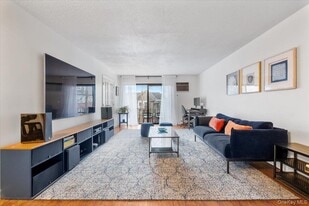 555 Central Park Ave in Scarsdale, NY - Building Photo