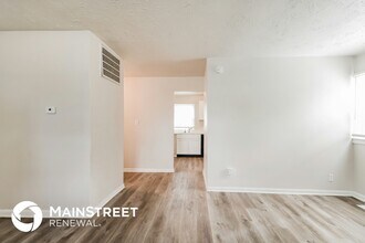 8161 Schoen Dr in Lawrence, IN - Foto de edificio - Building Photo