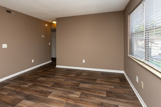 Johnathan's Ridge Apartments in Louisville, TN - Building Photo - Interior Photo