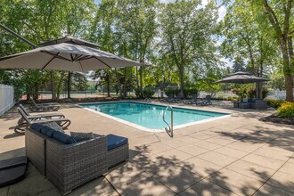 Whispering Winds Apartments in Rochester Hills, MI - Foto de edificio - Building Photo