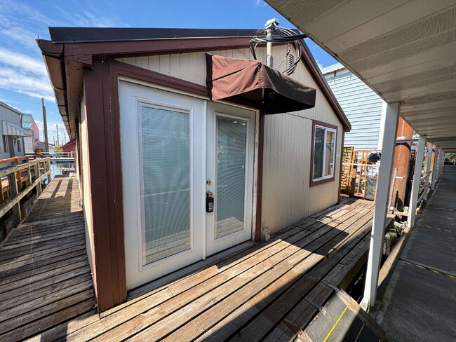 property at 1547 N Jantzen St