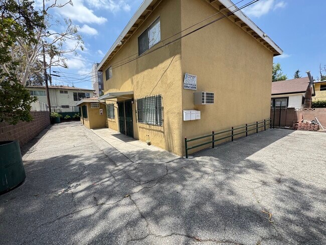 1126 W 37th Pl, Unit 1 in Los Angeles, CA - Foto de edificio - Building Photo