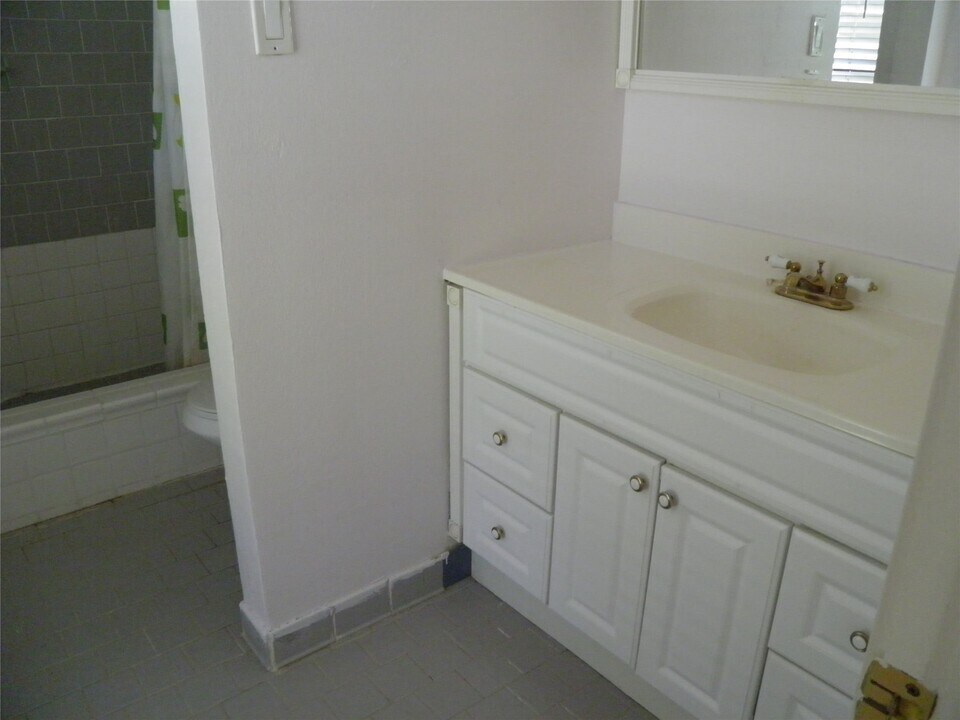 8827 Neff St in Houston, TX - Building Photo