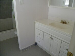 8827 Neff St in Houston, TX - Foto de edificio - Building Photo