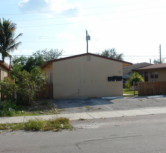 133-137 SW 5th Ct in Dania, FL - Building Photo - Building Photo