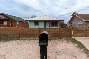 10 E Wells St in Edinburg, TX - Building Photo