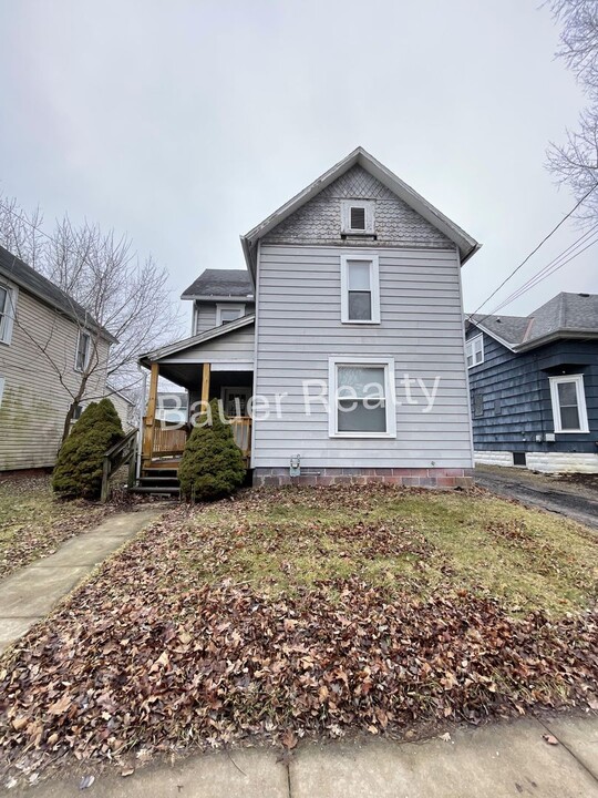 1106 Cottage St in Ashland, OH - Building Photo