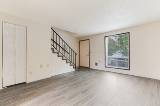 Lake Road Courtyard Apartments in Milwaukie, OR - Building Photo - Building Photo