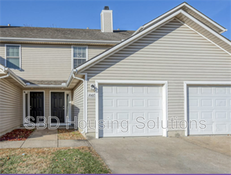 106 NE Dogwood St in Oak Grove, MO - Foto de edificio