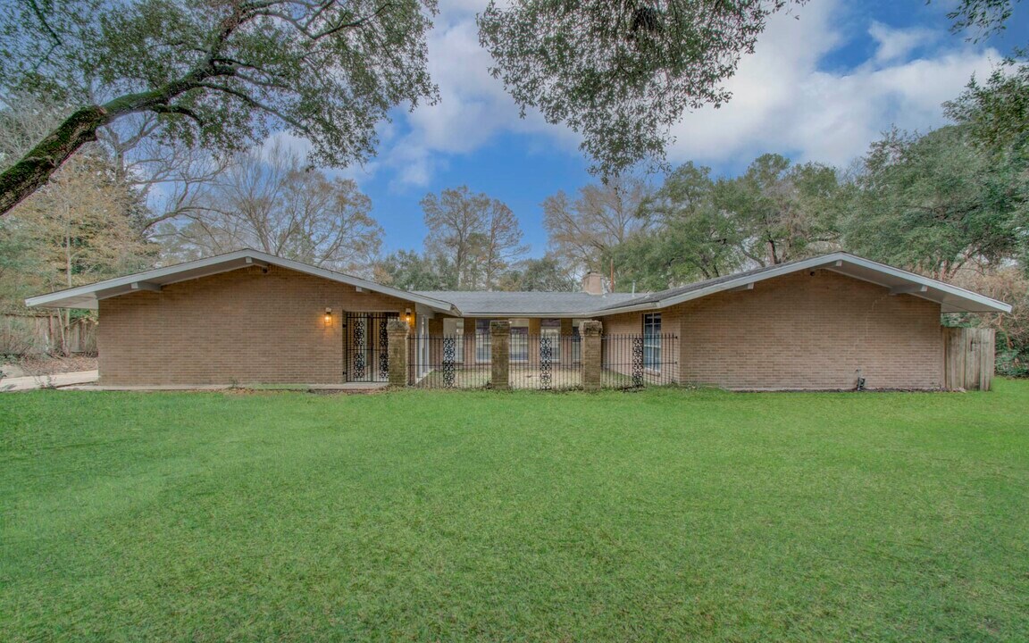 809 Brook Hollow Dr in Conroe, TX - Foto de edificio