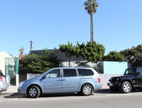 5074-5080 Santa Monica Ave in San Diego, CA - Foto de edificio - Building Photo